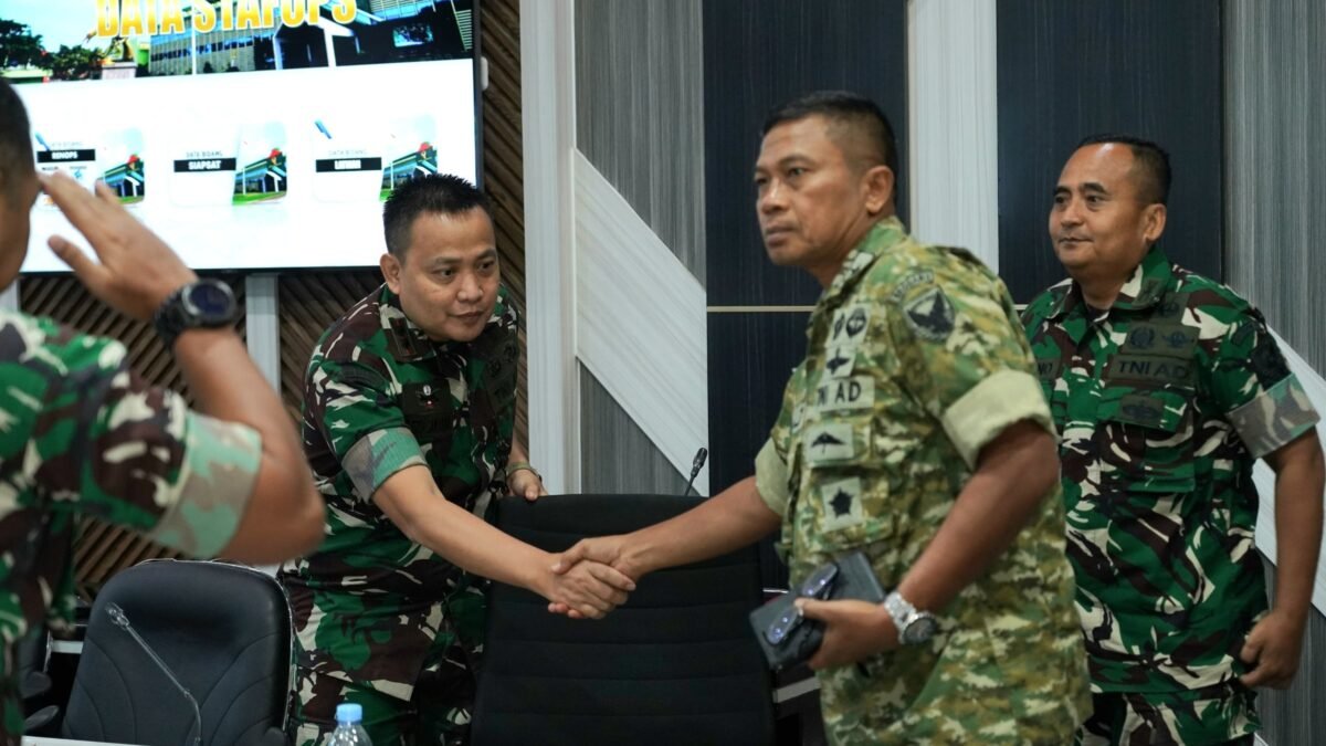 Kasdam II/Sriwijaya Brigjen TNI Iwan Ma'ruf Zainudin saat rapat evaluasi percepatan pembangunan KDKMP