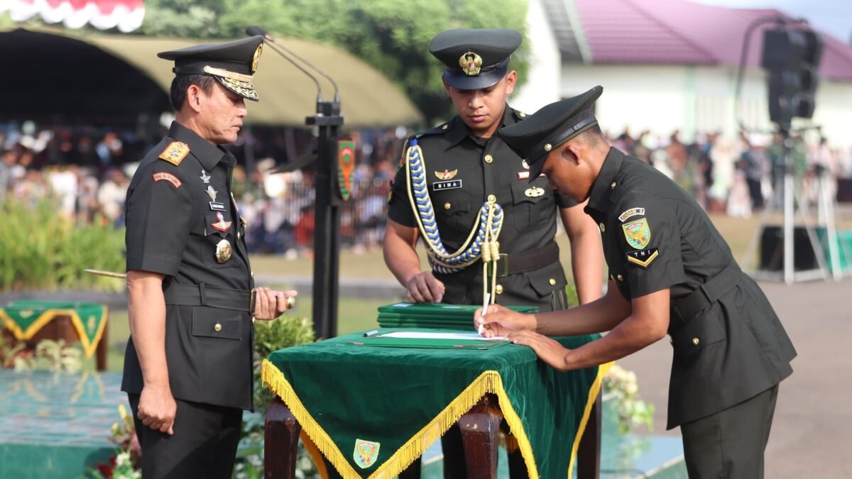 Pangdam II/Sriwijaya Mayjen TNI Ujang Darwis menutup Dikmaba Infanteri TA 2026 di Secaba Rindam II/Sriwijaya Lahat.