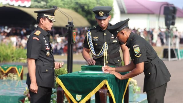 Pangdam II/Sriwijaya Mayjen TNI Ujang Darwis menutup Dikmaba Infanteri TA 2026 di Secaba Rindam II/Sriwijaya Lahat.