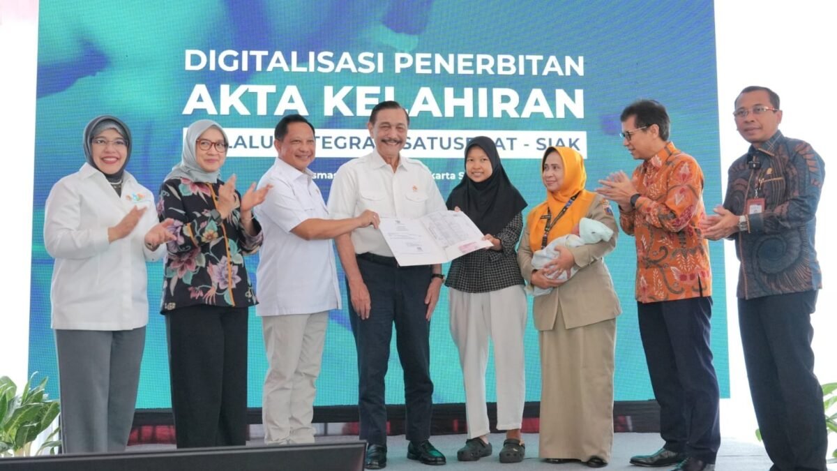 Luhut Binsar Pandjaitan, Tito Karnavian, dan Budi Gunadi Sadikin meluncurkan digitalisasi akta kelahiran