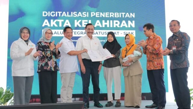 Luhut Binsar Pandjaitan, Tito Karnavian, dan Budi Gunadi Sadikin meluncurkan digitalisasi akta kelahiran