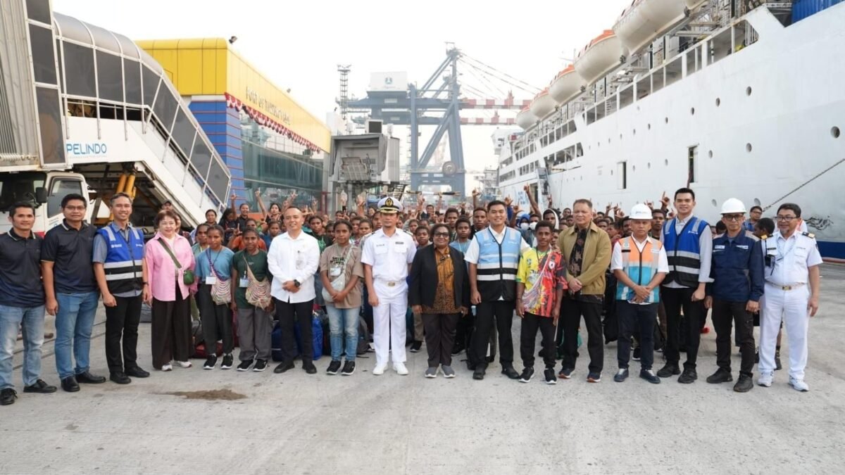 Wamendagri Ribka Haluk menyambut gembira para pelajar Papua yang akan melanjutkan pendidikan di Jakarta.