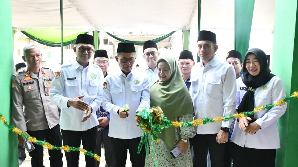 Kakanwil Kemenag Sumsel H. Syafitri Irwan saat peresmian gedung baru Kampus B MAN 2 Palembang hasil sinergi dengan komite madrasah.
