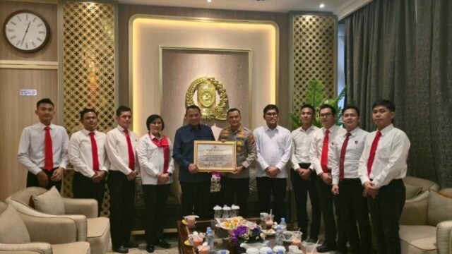 Kapolrestabes Palembang Kombes Pol Sonny Mahar Budi Adityawan menerima penghargaan dari DPRD Sumsel atas pengungkapan 10 kg sabu.