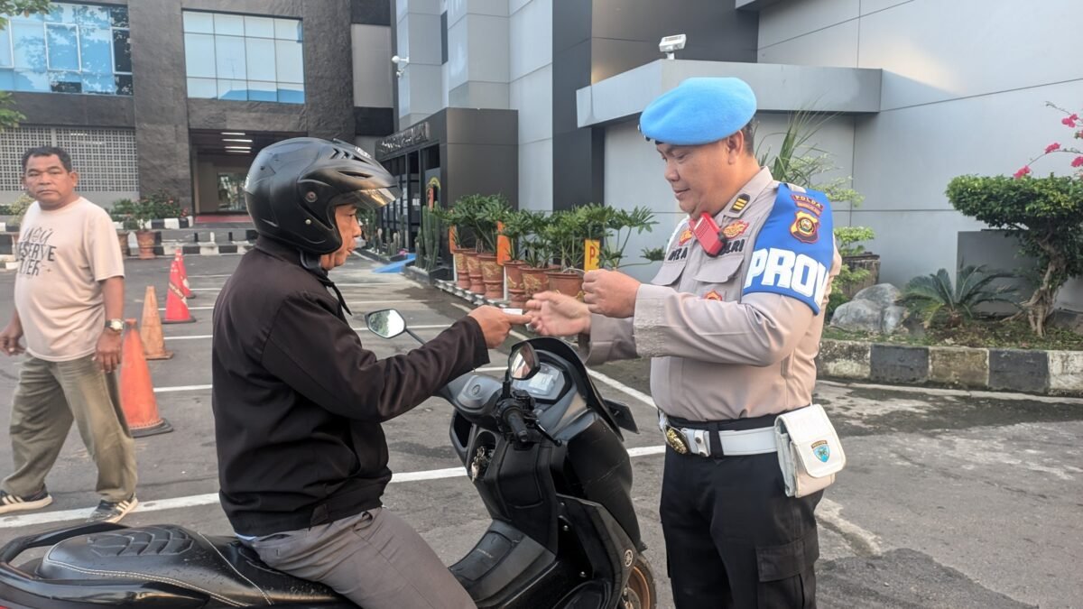 Personel Propam Polda Sumsel melakukan pemeriksaan Gaktiblin kendaraan di Palembang