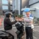 Personel Propam Polda Sumsel melakukan pemeriksaan Gaktiblin kendaraan di Palembang