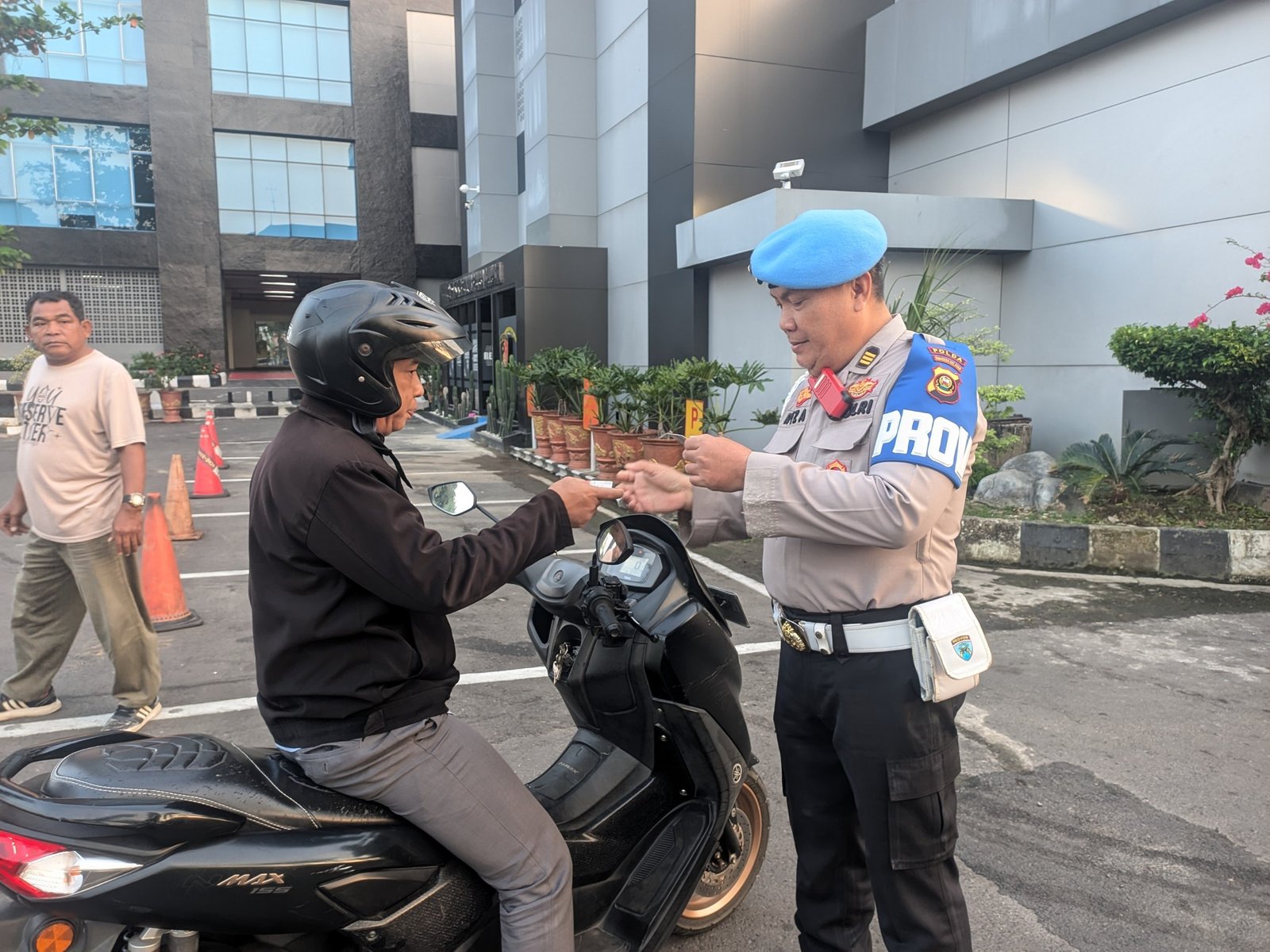 Personel Propam Polda Sumsel melakukan pemeriksaan Gaktiblin kendaraan di Palembang