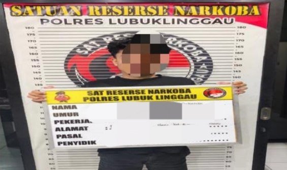 Petugas Polres Lubuk Linggau mengamankan remaja 17 tahun pembawa ekstasi di parkiran kafe Melodi Cinta.