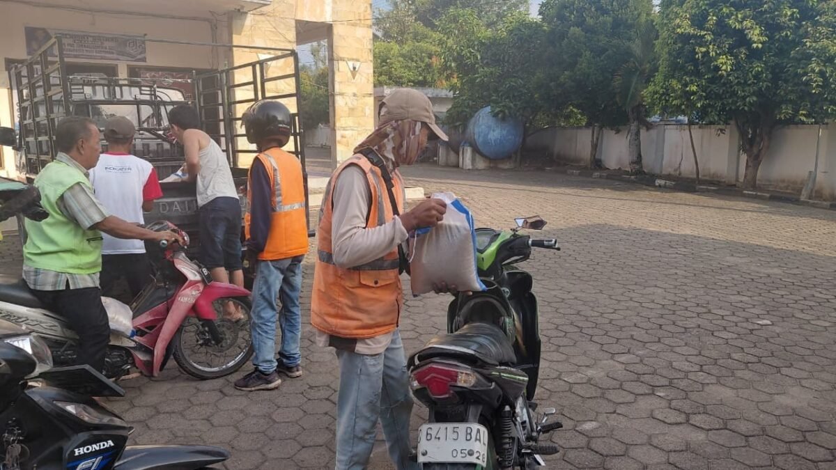 DPC PJS Muba membagikan puluhan karung beras kepada warga di Musi Banyuasin