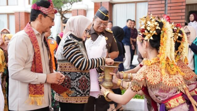 Kajati Sumsel Nurcahyo J.M. disambut dengan Tari Tanggai di Bandara Sultan Mahmud Badaruddin II Palembang.