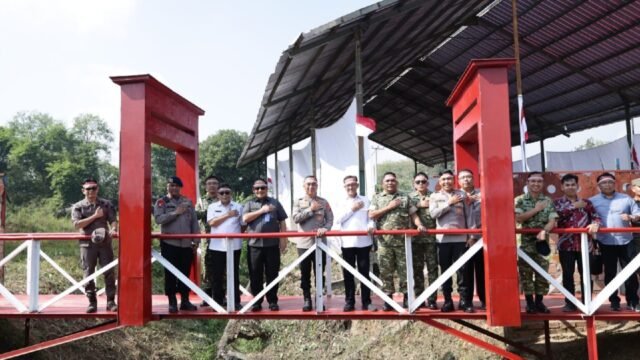 Kapolda Sumsel Irjen Pol Sandi Nugroho meresmikan Jembatan Merah Putih Polda Sumsel di Banyuasin, bagian dari 81 jembatan yang dibangun menyambut HUT ke-81 RI.