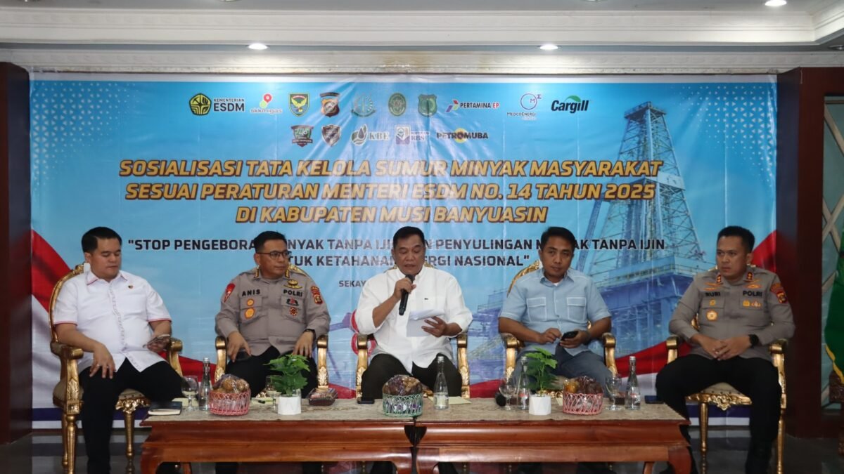 Petugas meninjau sumur minyak masyarakat di Musi Banyuasin yang mulai ditata secara legal