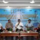 Petugas meninjau sumur minyak masyarakat di Musi Banyuasin yang mulai ditata secara legal