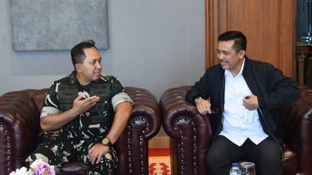 Danrem 044/Garuda Dempo Brigjen TNI Khabib Mahfud menyambut Kepala Staf Kepresidenan RI Jenderal TNI (Purn.) Dudung Abdurachman di Bandara SMB II Palembang.