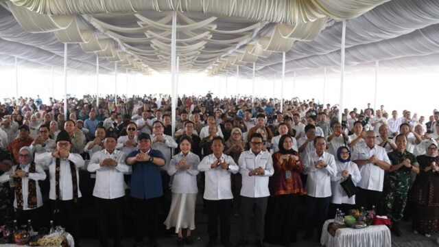 Kasrem 044/Gapo Kolonel Inf Andi Gus Wulandri bersama Menteri Koperasi dan pejabat lain saat peresmian Pabrik Kelapa Sawit KUD Sejahtera, wujudkan hilirisasi sawit rakyat di Musi Banyuasin.