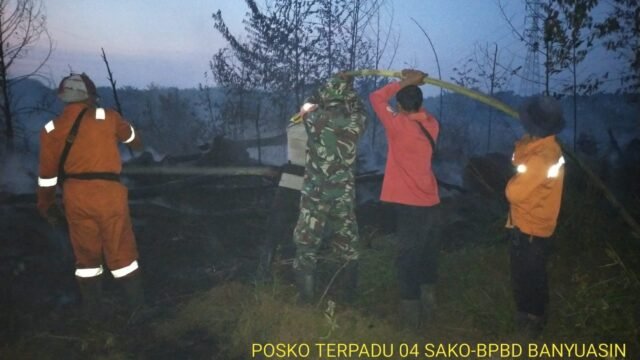 Tim gabungan memadamkan karhutla di Desa Sungai Dua Banyuasin