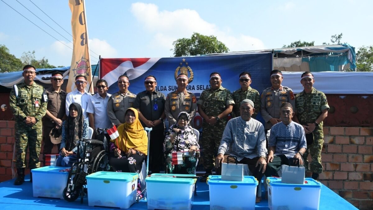 Kasrem 044/Gapo bersama Kapolda Sumsel saat peresmian Jembatan Merah Putih