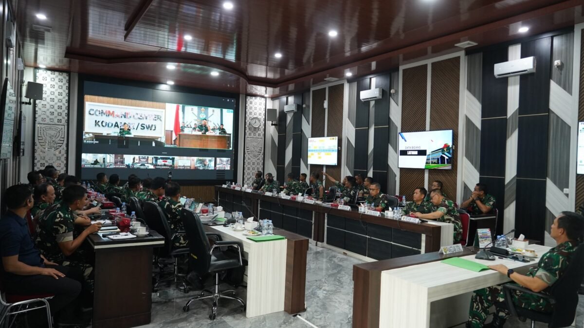 Pangdam II/Swj Mayjen TNI Ujang Darwis pimpin rapat evaluasi Dansatjar