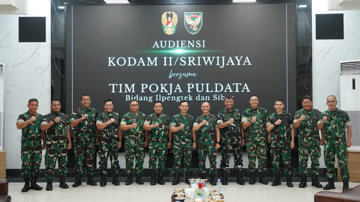 Pangdam II/Sriwijaya Mayjen TNI Ujang Darwis saat menerima audiensi Tim Pokja Bidang Ilpengtek TNI di Makodam II/Swj Palembang.