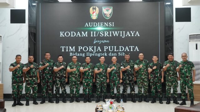 Pangdam II/Sriwijaya Mayjen TNI Ujang Darwis saat menerima audiensi Tim Pokja Bidang Ilpengtek TNI di Makodam II/Swj Palembang.