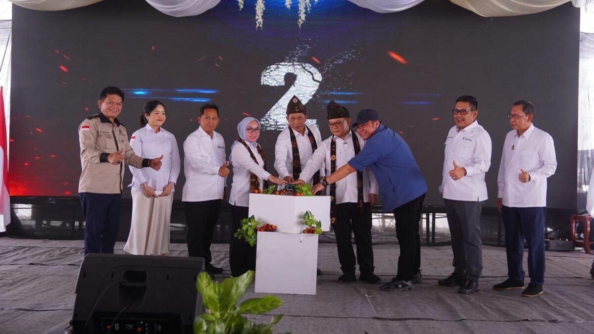 Kasdam II/Sriwijaya dan Kepala Staf Kepresidenan saat peresmian Pabrik Kelapa Sawit KUD Sejahtera di Babat Toman, Musi Banyuasin.