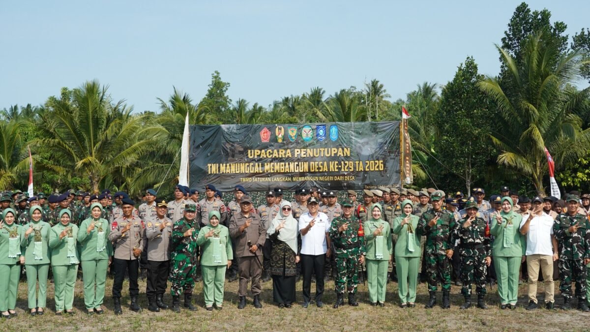 Pangdam II/Sriwijaya Mayjen TNI Ujang Darwis menutup TMMD Ke-129 di Desa Deniang, Bangka