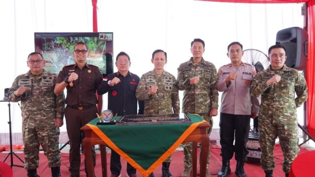 Pangdam II/Sriwijaya Mayjen TNI Ujang Darwis saat meresmikan Jembatan Garuda Merah Putih di Bangka Tengah.