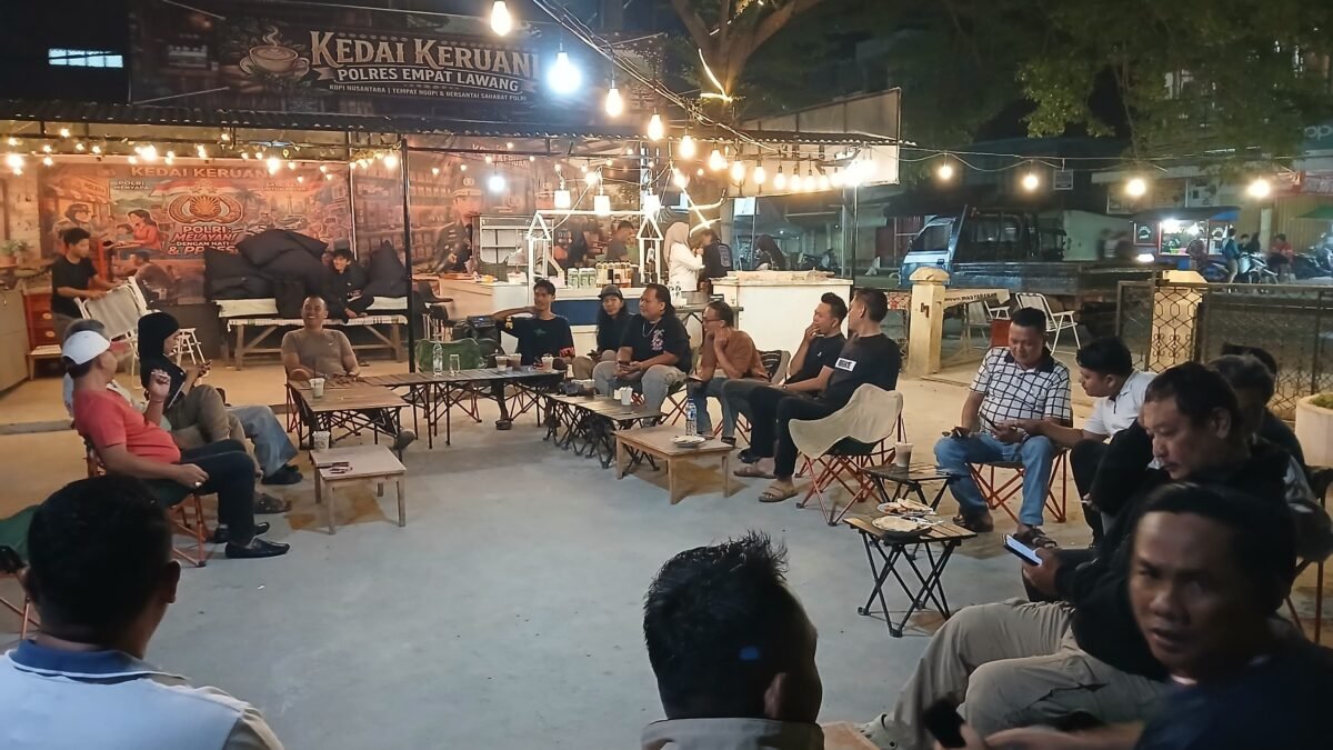 Wakapolres Empat Lawang Kompol Dr. Abdul Rahman bersama insan pers dalam kegiatan media gathering untuk perkuat sinergi.