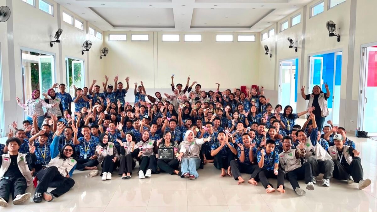 Siswa SMA Yos Sudarso Metro mengikuti sesi butterfly hug dalam edukasi kenakalan remaja dari KKL-PPM 79 UNMAL