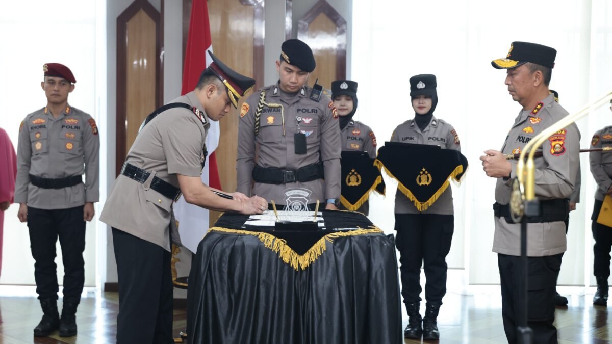 Kapolda Sumsel memberikan arahan kepada pejabat baru setelah serah terima jabatan di Polda Sumsel.