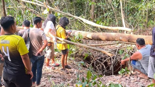 Polisi memasang garis polisi di lokasi temuan tengkorak dan tulang di Bayung Lencir, Musi Banyuasin.