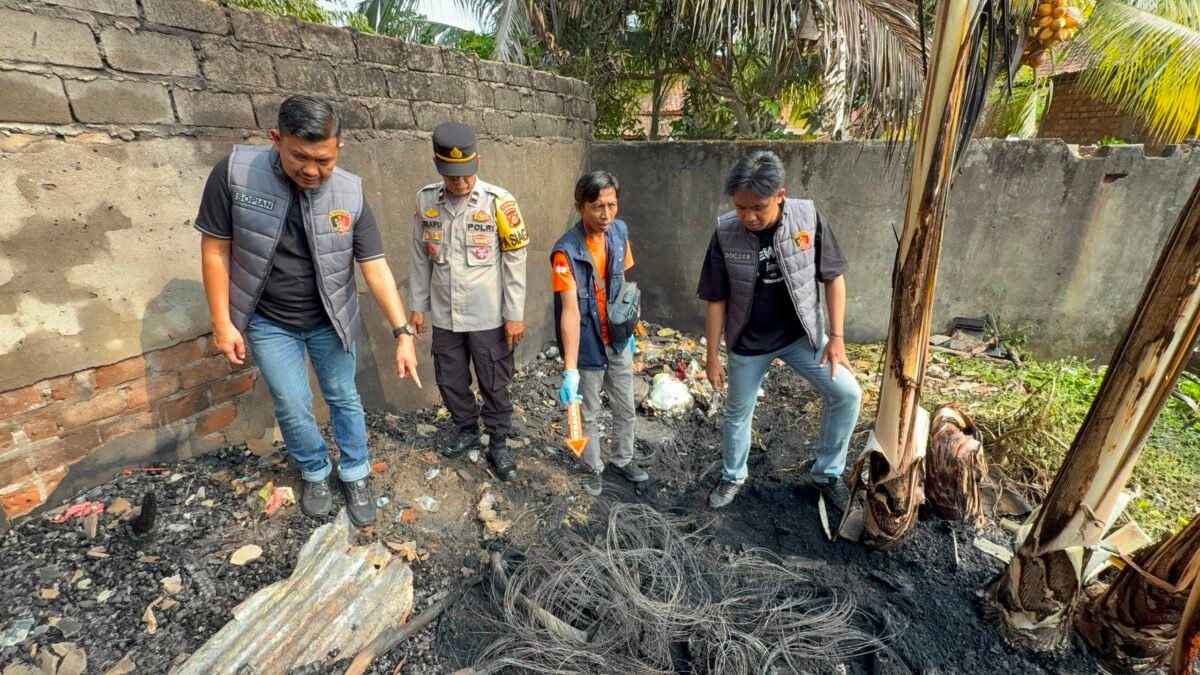 Petugas gabungan Polres Prabumulih dan pemadam kebakaran saat melakukan respons cepat Call Center 110 untuk penanganan kebakaran di Prabumulih.