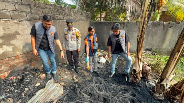 Petugas gabungan Polres Prabumulih dan pemadam kebakaran saat melakukan respons cepat Call Center 110 untuk penanganan kebakaran di Prabumulih.