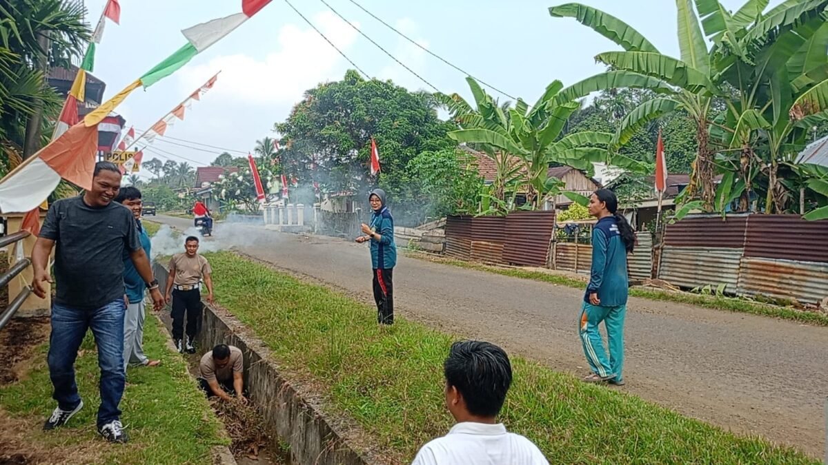 Personel Polres Musi Rawas dan jajaran polsek serentak membersihkan lingkungan dalam program BELIDA.