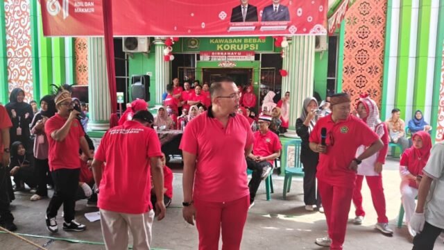 Peserta antusias mengikuti lomba tradisional bakiak dan tarik tambang yang digelar Kankemenag Palembang