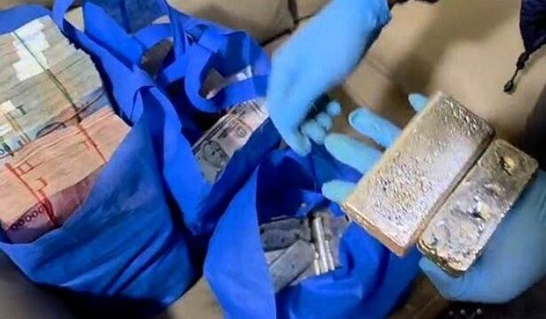 Petugas Bareskrim Polri mengamankan barang bukti terkait kasus penyelundupan emas ilegal oleh WNA India di Jakarta Utara.