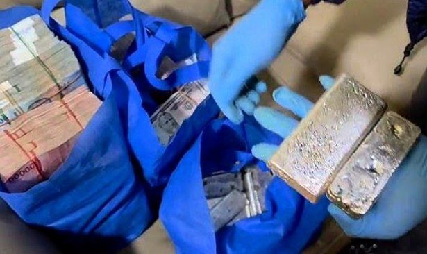Petugas Bareskrim Polri mengamankan barang bukti terkait kasus penyelundupan emas ilegal oleh WNA India di Jakarta Utara.