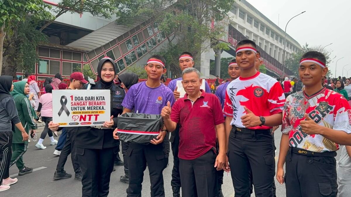 Personel Brimob Polda Sumsel berinteraksi dengan masyarakat di Car Free Day Palembang saat HUT ke-81 RI, menunjukkan kepedulian dan pelayanan publik.