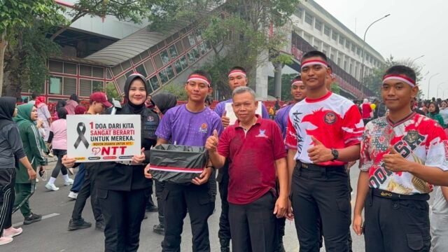 Personel Brimob Polda Sumsel berinteraksi dengan masyarakat di Car Free Day Palembang saat HUT ke-81 RI, menunjukkan kepedulian dan pelayanan publik.