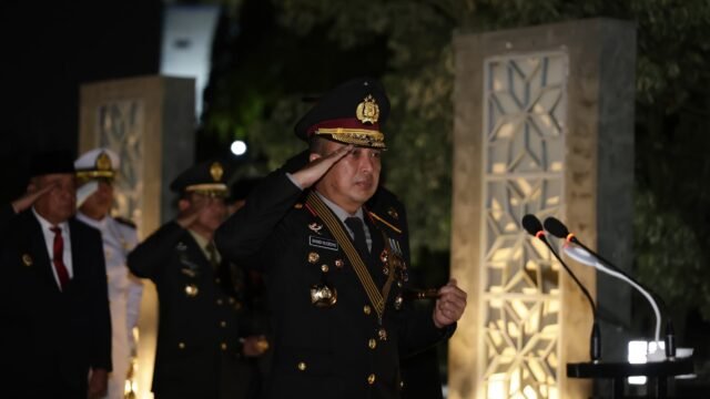 Kapolda Sumsel Irjen Pol. Dr. Sandi Nugroho memimpin Renungan Suci HUT RI ke-81 di Taman Makam Pahlawan Ksatria Ksetra Siguntang.