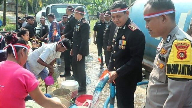 Kapolres Empat Lawang AKBP Abdul Aziz Septiadi menyerahkan bantuan air bersih dan sembako kepada warga Sungai Lidi.