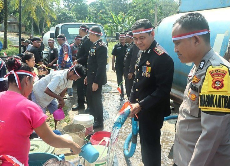 Kapolres Empat Lawang AKBP Abdul Aziz Septiadi menyerahkan bantuan air bersih dan sembako kepada warga Sungai Lidi.