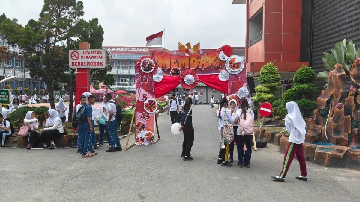 Siswa dan guru SMAN 1 Palembang merayakan HUT RI ke-81 dengan lomba panjat pinang