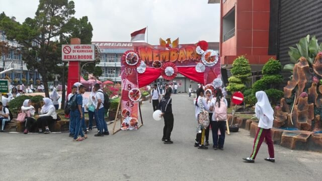 Siswa dan guru SMAN 1 Palembang merayakan HUT RI ke-81 dengan lomba panjat pinang