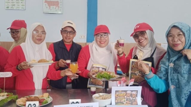 Siswa dan guru SMKN 8 Palembang merayakan HUT RI ke-81 dengan lomba egrang dan pakaian adat.
