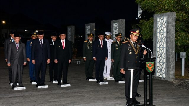 Danrem 044/Gapo dan Forkopimda Sumsel saat Renungan Suci HUT ke-81 RI di TMP Palembang