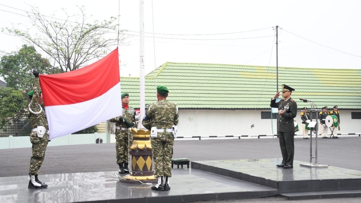 Prajurit Korem 044/Gapo saat upacara peringatan HUT ke-81 RI di Palembang.
