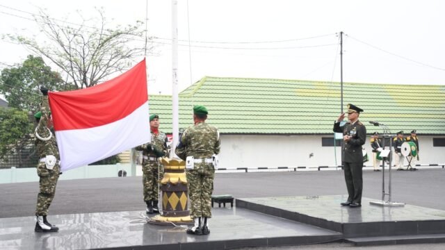 Prajurit Korem 044/Gapo saat upacara peringatan HUT ke-81 RI di Palembang.