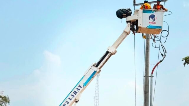 Petugas PLN UID S2JB memastikan keandalan listrik saat HUT ke-81 RI di Palembang