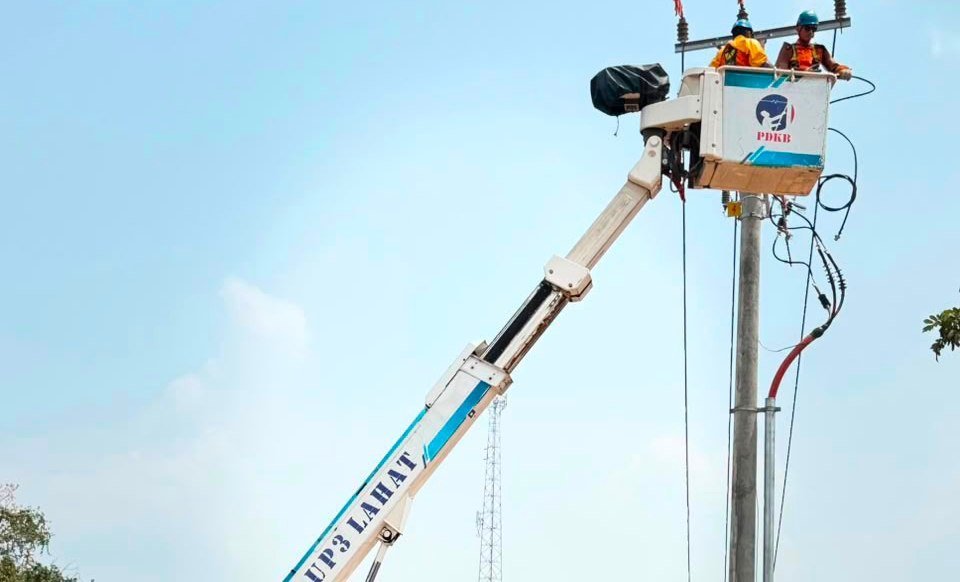 Petugas PLN UID S2JB memastikan keandalan listrik saat HUT ke-81 RI di Palembang